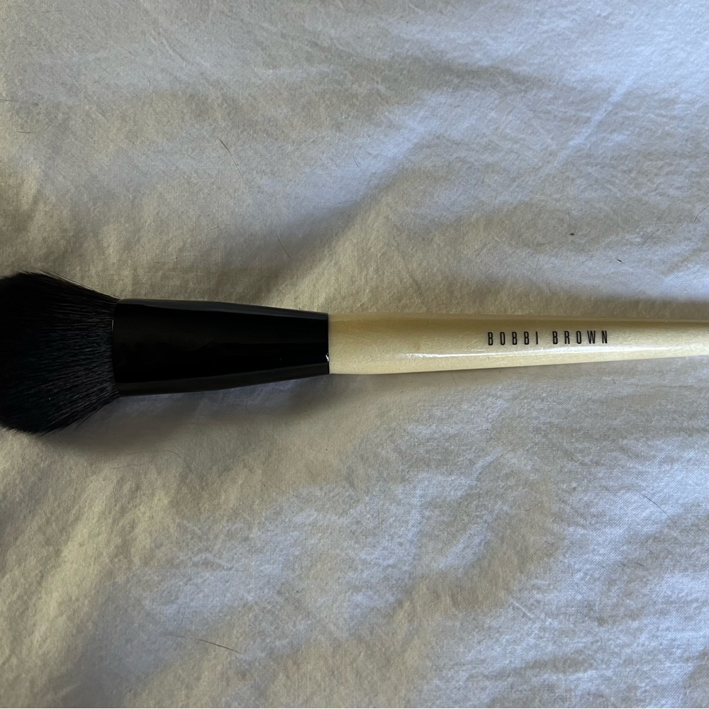 Bobbi Brown Blush Brush. Wooden handle, black metal and real hair bristles.